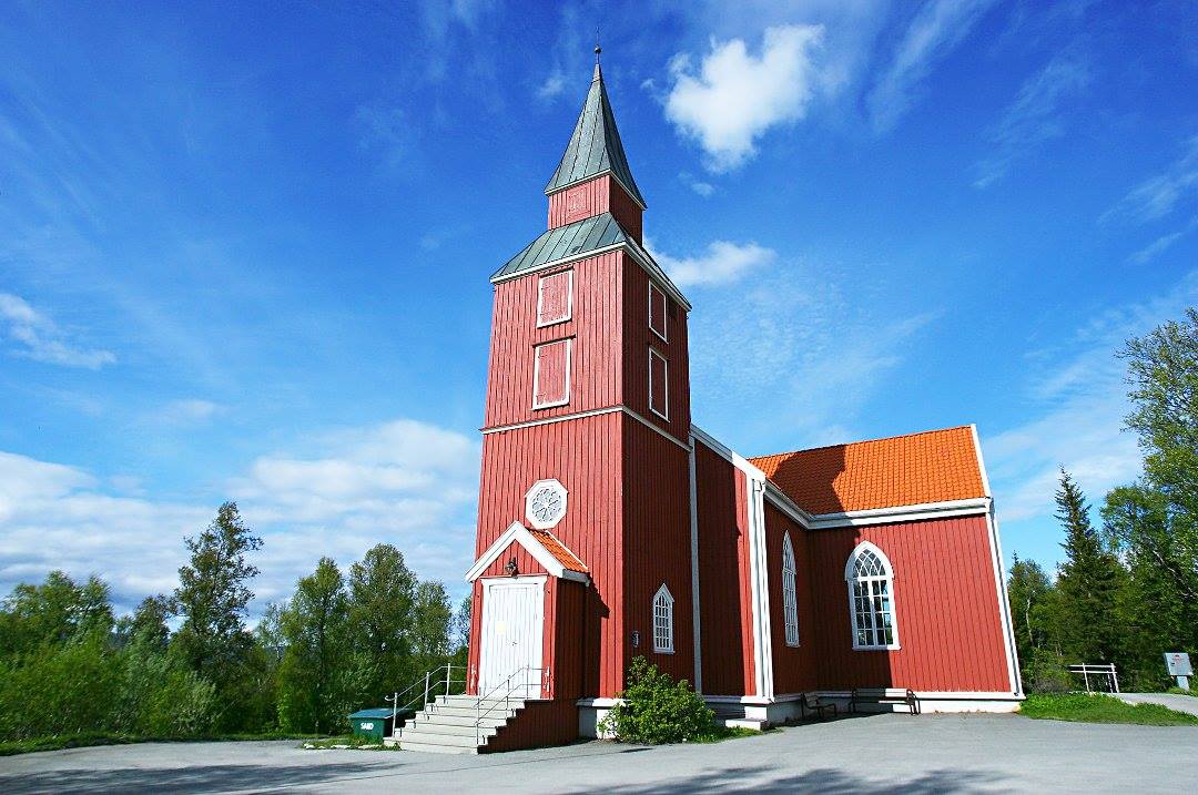 Den røde Elverhøy-kirka mot blå himmel